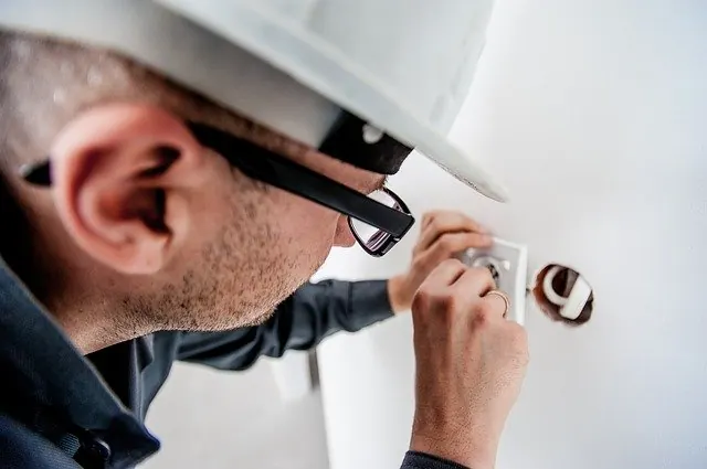 Elektriker arbetar med uttag