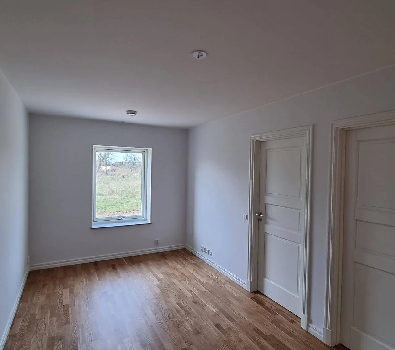 Färdig elinstallation i ljust rum