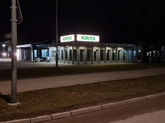 Upplyst verksamhetslokal på kvällen