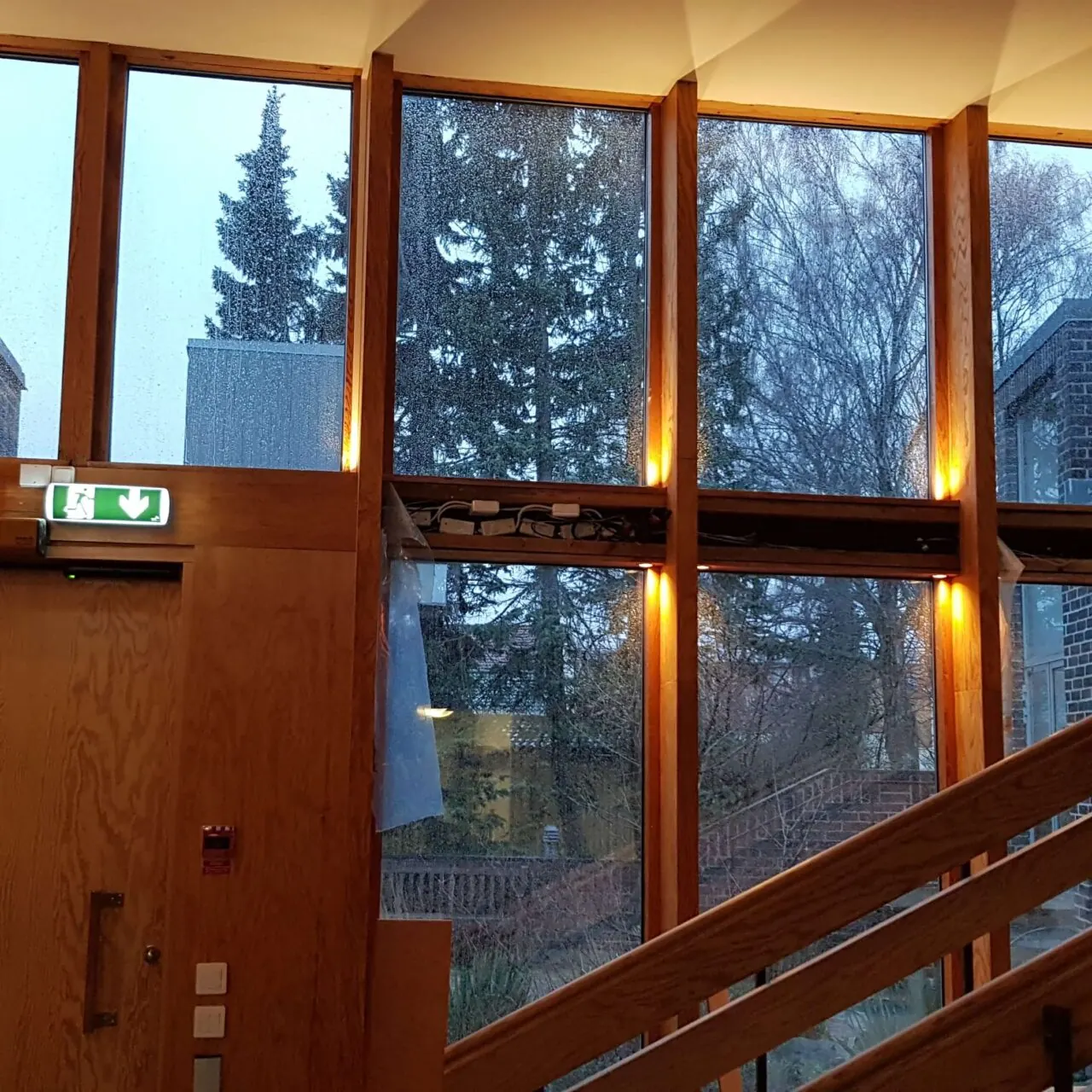 Belysning och utrymningsskylt i trapphus